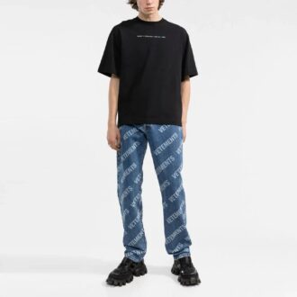 FW21 Rundhalsausschnitt mit Alphabet-Print, Kurzarm, lockere Passform, schwarz
