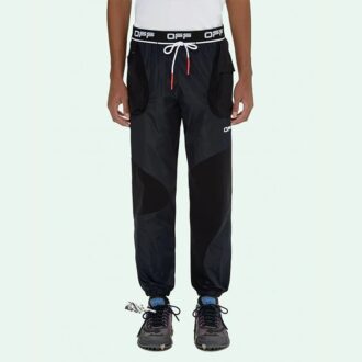 Sportliche lange Hose mit Logo-Pfeil-Print und Kordelzug, Slim-Fit-Version, schwarz